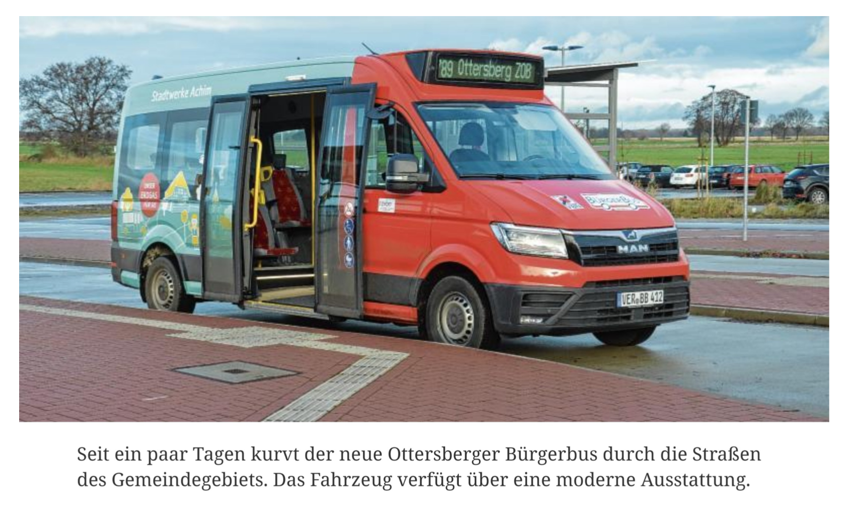 Foto eines geparkten Bürgerbusses mit geöffneter Fahrgasttür